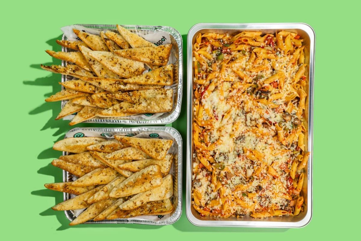 Large pasta tray with garlic toast