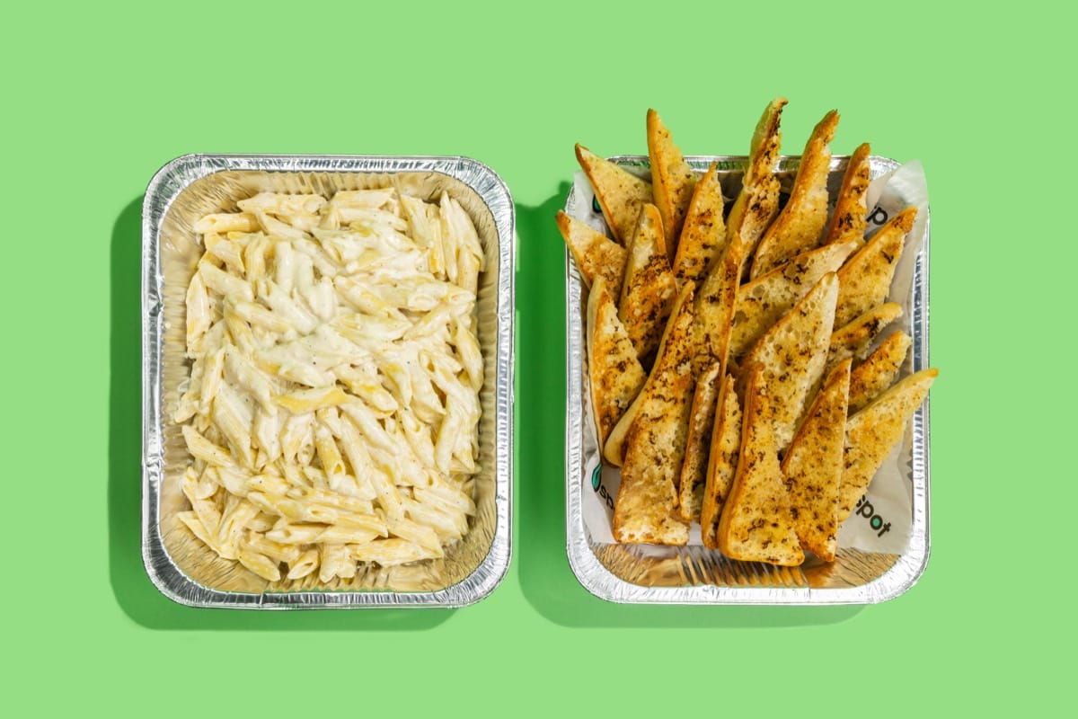 Small pasta tray with garlic toast